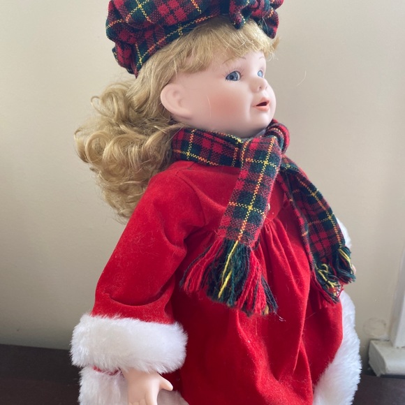 Heritage Mint Collector’s 14”porcelain doll Nicole - Picture 3 of 6